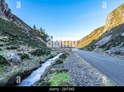 Autostrada B8011 attraverso Gleann Bhaltois (Glen Bhaltois) Isola di Lewis in Scozia Foto Stock