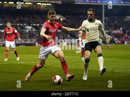 Ryan Yates di Nottingham Forest (a sinistra) e Jordan Henderson di Liverpool combattono per la palla durante la partita finale del quarto della Emirates fa Cup al City Ground di Nottingham. Data foto: Domenica 20 marzo 2022. Foto Stock