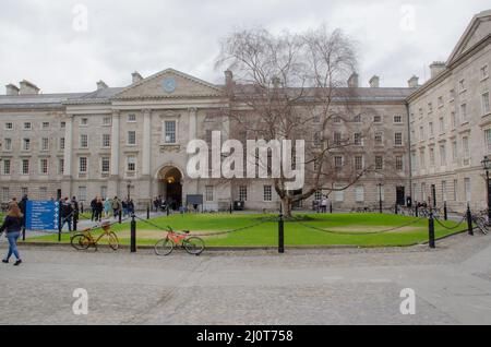 Il Trinity College di Dublino è una rinomata università situata nella capitale irlandese di Dublino. L'università è stata fondata nel 1592 sul modello delle università di Foto Stock