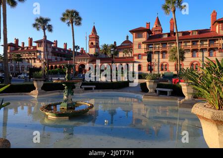 Flagler College sotto la luce del tardo pomeriggio con la fontana nel Lightner Museum Park/City Hall Park in primo piano.St.Augustine.Florida.USA Foto Stock