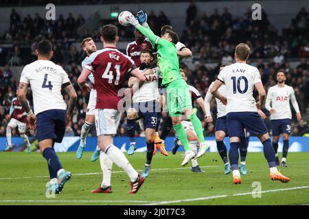 Londra, Inghilterra, 20th marzo 2022. Hugo Lloris di Tottenham Hotspur prende il pallone in chiaro durante la partita della Premier League al Tottenham Hotspur Stadium di Londra. Il credito d'immagine dovrebbe leggere: Kieran Cleeves / Sportimage Credit: Sportimage/Alamy Live News Foto Stock