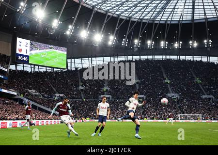 Londra, Inghilterra, 20th marzo 2022. Ha detto Benrahma del West Ham United attraversa la palla durante la partita della Premier League al Tottenham Hotspur Stadium, Londra. Il credito d'immagine dovrebbe leggere: Kieran Cleeves / Sportimage Credit: Sportimage/Alamy Live News Foto Stock