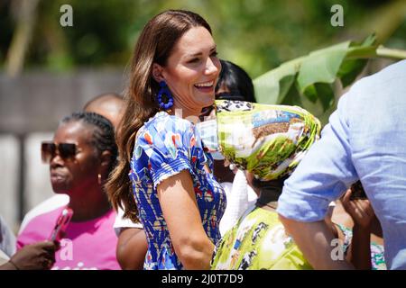 La Duchessa di Cambridge partecipa al Festival della Cultura Garifuna a Hopkins, un piccolo villaggio sulla costa che è considerato il centro culturale della comunità Garifuna in Belize, durante il suo tour dei Caraibi per conto della Regina per celebrare il suo Giubileo del platino. Data foto: Domenica 20 marzo 2022. Foto Stock