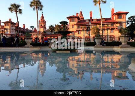 Il Flagler College sotto la luce del tardo pomeriggio con la fontana nel Lightner Museum Park/City Hall Park in primo piano.St.Augustine.Florida.USA Foto Stock