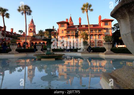 Il Flagler College sotto la luce del tardo pomeriggio con la fontana nel Lightner Museum Park/City Hall Park in primo piano.St.Augustine.Florida.USA Foto Stock