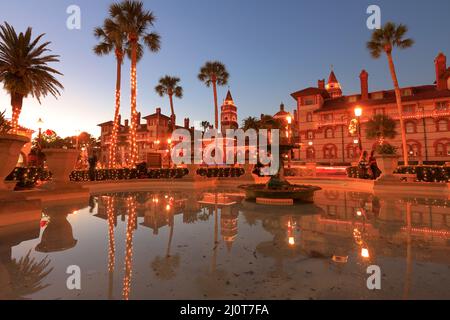 La vista al crepuscolo del Flagler College con la fontana nel Lightner Museum Park/City Hall Park in primo piano.St.Augustine.Florida.USA Foto Stock