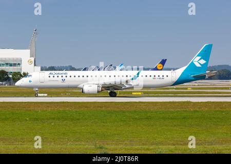 Air Dolomiti Embraer 195 Aircraft Aeroporto di Monaco in Germania Foto Stock