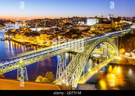 Porto Portogallo con ponte Dom Luis i sul fiume Douro notte viaggio città Foto Stock