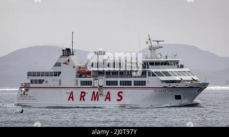 Primo piano del traghetto Armas in rotta tra Lanzarote e Fuerteventura nelle Isole Canarie, Spagna, il 4 marzo 2022 Foto Stock