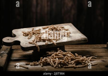 Primi passi si può sfoggiare la pasta cruda sul tavolo di legno Foto Stock