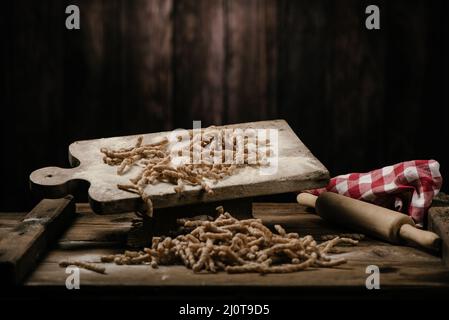 Primi passi si può sfoggiare la pasta cruda sul tavolo di legno Foto Stock