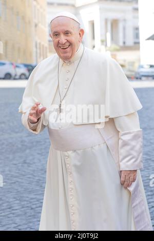 Città del Vaticano 20 marzo 2022 Papa Francesco Jorge Mario Bergoglio sorriig domenica di sole © Andrea Ripamonti / Alamy Foto Stock