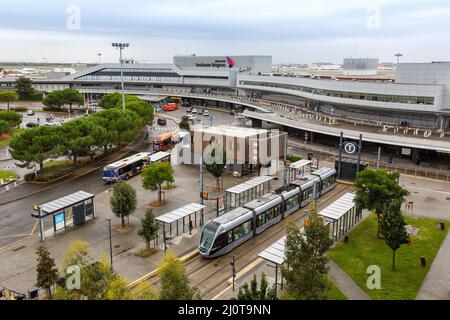 Moderno tram ferroviario leggero Alstom Citadis mezzi pubblici all'aeroporto di Blagnac a Tolosa, Francia Foto Stock