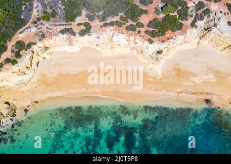 Portogallo Algarve spiaggia Praia da Marinha mare oceano drone vista aerea dall'alto Foto Stock