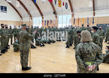 Il Chief Aviation Electronics Technician Chad Abel, un Comandante della divisione di reclutamento assegnato al comando di addestramento ufficiale Newport (OTCN), Rhode Island, dimostra le procedure di perforazione e cerimonia con il polo di guidon per gli studenti della scuola di sviluppo ufficiale (ODS) di classe 22020, gennaio 31. L'ODS fornisce agli ufficiali del corpo del personale e a diversi designatori di linea limitata la formazione necessaria per prepararli a funzionare nel loro ruolo di ufficiali navali appena commissionati. (STATI UNITI Navy foto di Ensign Emily Domenech) Foto Stock