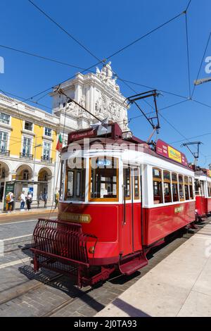 Tram trasporto pubblico Lisbona traffico di trasporto all'Arco di Trionfo in Portogallo verticale Foto Stock