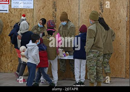 Gli aerei statunitensi assegnati alla Task Force Holloman consegnano animali imbalsamati ai giovani evacuati afghani sulla base dell'aeronautica di Holloman, New Mexico, 22 gennaio 2022. Il Dipartimento della Difesa, attraverso il comando del Nord degli Stati Uniti, e a sostegno del Dipartimento di Stato e del Dipartimento di sicurezza interna, sta fornendo trasporto, alloggio temporaneo, screening medico, e supporto generale per almeno 50.000 sfollati afghani in strutture adeguate, in strutture permanenti o temporanee, il più rapidamente possibile. Questa iniziativa fornisce agli sfollati afghani un sostegno essenziale in luoghi sicuri al di fuori dell'Afghanistan. ( Foto Stock