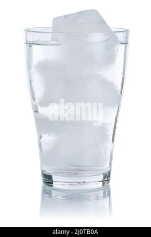 Acqua acqua minerale bere in vetro con ghiaccio cubo isolato esente Foto Stock