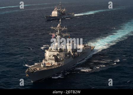 220122-N-PQ495-1075 MAR DELLE FILIPPINE (GEN. 22, 2022) Arleigh Burke-class cacciatorpediniere missilistico guidato USS Spruance (DDG 111), fronte, e Ticonderoga-classe incrociatore missilistico guidato USS Lake Champlain (CG 57), transita il Mar delle Filippine 22 gennaio 2022. Operando come parte della flotta del Pacifico degli Stati Uniti, le unità assegnate a Carl Vinson e ai gruppi di Strike di Abraham Lincoln Carrier, Essex e America Amphibious Ready Groups e Japan Maritime Self-Defense Force, stanno conducendo la formazione per preservare e proteggere una regione indopacifica libera e aperta. (STATI UNITI Foto della Marina di Seaman Larissa T. Dougherty) Foto Stock