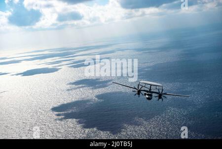 220122-N-HS181-1425 MAR DELLE FILIPPINE (GEN. 22, 2022) un e-2D Advanced Hawkeye, assegnato alle “aquile nere” della Carrier Airborne Early Warning Squadron (VAW) 113, vola sul Mare delle Filippine il 22 gennaio 2022. Operando come parte della flotta del Pacifico degli Stati Uniti, le unità assegnate a Carl Vinson e ai gruppi di Strike di Abraham Lincoln Carrier, Essex e America Amphibious Ready Groups e Japan Maritime Self-Defense Force stanno conducendo la formazione per preservare e proteggere una regione indopacifica libera e aperta. (STATI UNITI Foto Navy di Mass Communication Specialist 2nd Classe Haydn N. Smith) Foto Stock