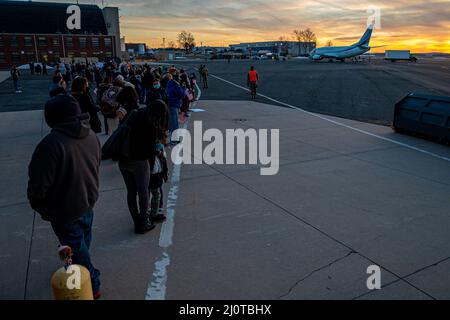 I membri della famiglia dei soldati assegnati al reggimento di fanteria 1-102nd della Guardia Nazionale del Connecticut aspettano che i loro cari si sbarcano dal loro aereo alla struttura di supporto dell'Aviazione dell'Esercito a Windsor Locks, Connecticut, 22 gennaio 2022. Il 1-102nd ha speso quasi un anno schierato nel Corno d'Africa per sostenere l'operazione Enduring Freedom. Foto Stock