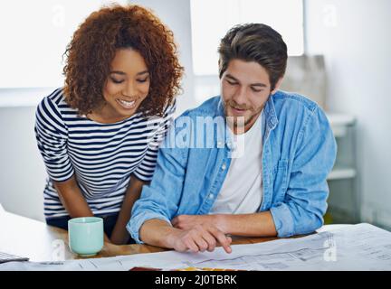 Ottenere una seconda opinione. Scatto ritagliato di due colleghi che lavorano nel loro ufficio. Foto Stock