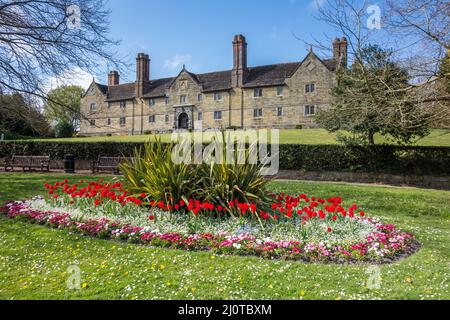 EAST GRINSTEAD, WEST SUSSEX, Regno Unito - MAGGIO 4 : esposizione di fiori al di fuori del Sackville College in East Grinstead, Regno Unito il 4 Maggio 2013 Foto Stock