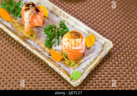 Piatto decorato con diversi sapori di elegante sushi. Messa a fuoco selettiva. Foto Stock