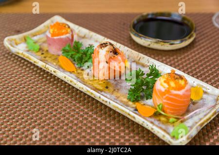 Piatto decorato con diversi sapori di elegante sushi. Messa a fuoco selettiva. Foto Stock