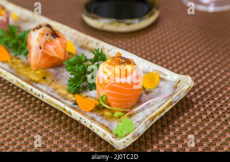 Piatto decorato con diversi sapori di elegante sushi. Messa a fuoco selettiva. Foto Stock