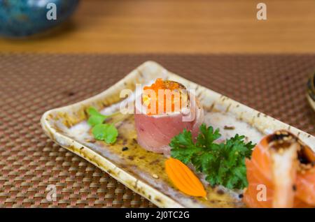 Piatto decorato con diversi sapori di elegante sushi. Messa a fuoco selettiva. Foto Stock