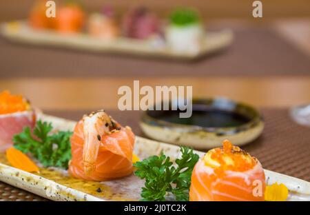 Piatto decorato con diversi sapori di elegante sushi. Messa a fuoco selettiva. Foto Stock