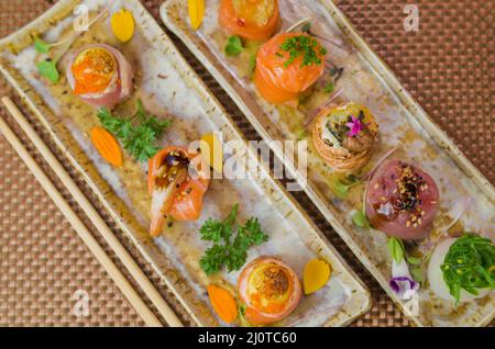 Piatto decorato con diversi sapori di elegante sushi. Messa a fuoco selettiva. Foto Stock