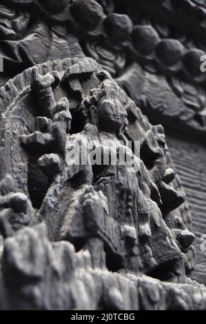 Colpo verticale di una statua sul tempio buddista di Angkor Wat Foto Stock