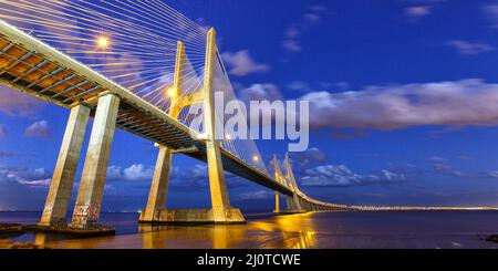 Lisbona Portogallo ponte Vasco da Gama sul fiume Tejo panorama viaggio città Foto Stock