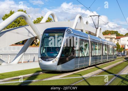 Moderna ferrovia leggera tram Alstom Citadis tipo trasporto pubblico trasporto pubblico a Tolosa, Francia Foto Stock