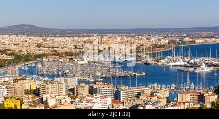 Palma de Mallorca porto turistico con barche vacanza viaggio città panorama in Spagna Foto Stock