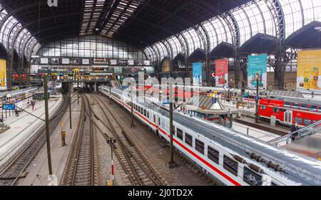 Stazione centrale di Amburgo Hbf in Germania Deutsche Bahn DB con treni Panorama Foto Stock
