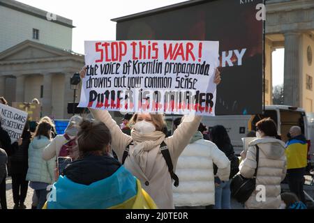 Berlino, Germania. 20th Mar 2022. La gente protestò davanti alla porta di Brandeburgo a Berlino, contro la guerra della Russia in Ucraina il 30 marzo 2022. (Foto di Michael Kuenne/PRESSCOV/Sipa USA) Credit: Sipa USA/Alamy Live News Foto Stock
