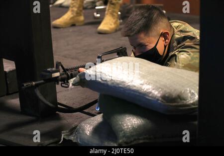 Un trouper con la truppa A, 3rd Squadron, 61st Cavalry Regiment ha completato l'Engagement Skills Trainer II in preparazione per una giornata alla gamma, 24 gennaio a Fort Carson, Colorado. L'EST II è progettato per simulare eventi di addestramento in tempo reale sulle armi che supportano direttamente la qualificazione delle armi individuali e servite dall'equipaggio, inclusi esercizi di marketing individuale, esercitazioni collettive e di escalation della forza di giudizio in un ambiente controllato. (STATI UNITI Foto dell'esercito di Sgt. Gabrielle pena) Foto Stock