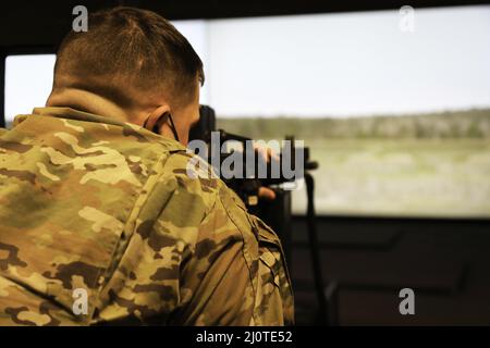 Un trouper con la truppa A, 3rd Squadron, 61st Cavalry Regiment ha completato l'Engagement Skills Trainer II in preparazione per una giornata alla gamma, 24 gennaio a Fort Carson, Colorado. L'EST II è progettato per simulare eventi di addestramento in tempo reale sulle armi che supportano direttamente la qualificazione delle armi individuali e servite dall'equipaggio, inclusi esercizi di marketing individuale, esercitazioni collettive e di escalation della forza di giudizio in un ambiente controllato. (STATI UNITI Foto dell'esercito di Sgt. Gabrielle pena) Foto Stock