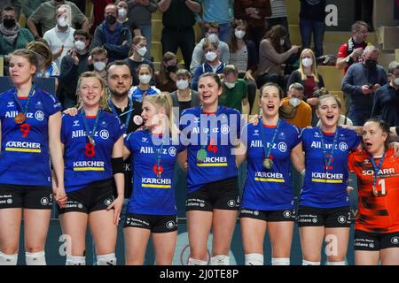 Wiesbaden, Germania. 20th Mar 2022. Giocatori di Allianz MTV Stuttgart dopo aver vinto il DVV Pokal Final Match 2021/2022 tra Allianz MTV Stuttgart e Dresdner SC allo Sporthalle am Platz der Deutschen Einheit di Wiesbaden, Germania. Norina Toenges/Sports Press Photo Credit: SPP Sport Press Photo. /Alamy Live News Foto Stock