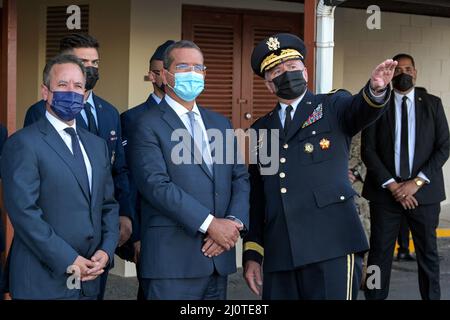 Pedro Pierluisi, il governatore di Porto Rico parla con il generale dell'esercito degli Stati Uniti Jose Reyes, generale aggiunto, Guardia Nazionale di Porto Rico, prima dell'arrivo del re Felipe VI alla base della Guardia Nazionale dell'aria di Muñiz, Porto Rico, 24 gennaio 2022. Il re di Spagna sta visitando Porto Rico per commemorare la quinta fondazione centenaria della capitale San Juan, Porto Rico. (STATI UNITI Air National Guard foto di Master Sgt. Rafael Rosa) Foto Stock