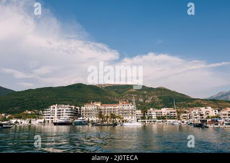 Vista dal mare al Regent Hotel di Porto. Montenegro Foto Stock