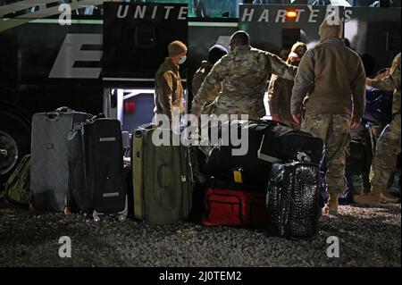 Gli aerei degli Stati Uniti assegnati alla Task Force Holloman caricano i bagagli degli evacuati afghani in partenza su un autobus alla base dell'aeronautica di Holloman, New Mexico, 24 gennaio 2022. Il Dipartimento della Difesa, attraverso il comando del Nord degli Stati Uniti, e a sostegno del Dipartimento di Stato e del Dipartimento di sicurezza interna, sta fornendo trasporto, alloggio temporaneo, screening medico, e supporto generale per almeno 50.000 sfollati afghani in strutture adeguate, in strutture permanenti o temporanee, il più rapidamente possibile. Questa iniziativa fornisce agli sfollati afghani un sostegno essenziale in luoghi sicuri al di fuori dell'Afghanistan Foto Stock