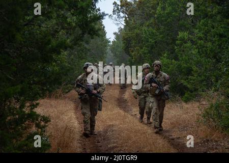 Soldati che partecipano al Sgt. Il Major Jack L. Clark Jr. U.S. Army Best Medic Competition marzo giù una corsia di campo al loro compito seguente, 25 gennaio 2022, Fort Hood, Texas. I concorrenti devono essere leader agili e adattivi che dimostrino una valutazione matura e che provino le competenze collettive del team in aree quali fitness fisico, marketing tattico, leadership, abilità guerrieri, navigazione terrestre e conoscenza generale delle competenze mediche, tecniche e tattiche attraverso una serie di attività pratiche in un ambiente operativo simulato. (STATI UNITI Foto dell'esercito di Sgt. Dylan Bailey) Foto Stock