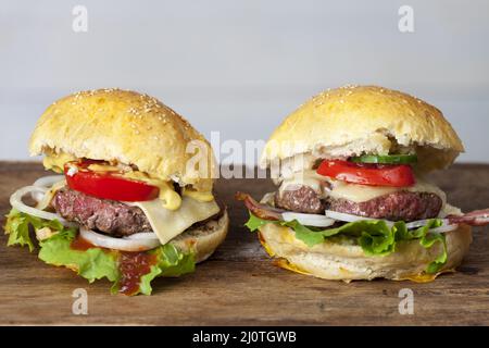 Hamburger fatti in casa su legno rustico Foto Stock