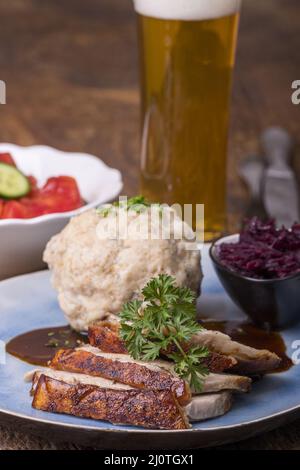 Arrosto di maiale bavarese con gnocchi di pane Foto Stock