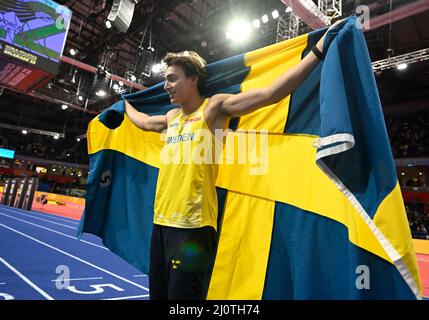 BELGRADO 20220320 Armand Duplantis di Svezia vince l'oro e rompe il suo record mondiale (6,20) durante la pole-vault maschile al World Athletics Indoor Championships di Belgrado, Serbia, marzo 20 2022. Foto: Jessica Gow / TT Kod 10070 Foto Stock