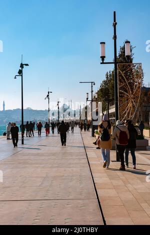 Galataport di Istanbul. Persone che camminano sul ponte di Galataport. Istanbul Turchia - 1.14.2022 Foto Stock